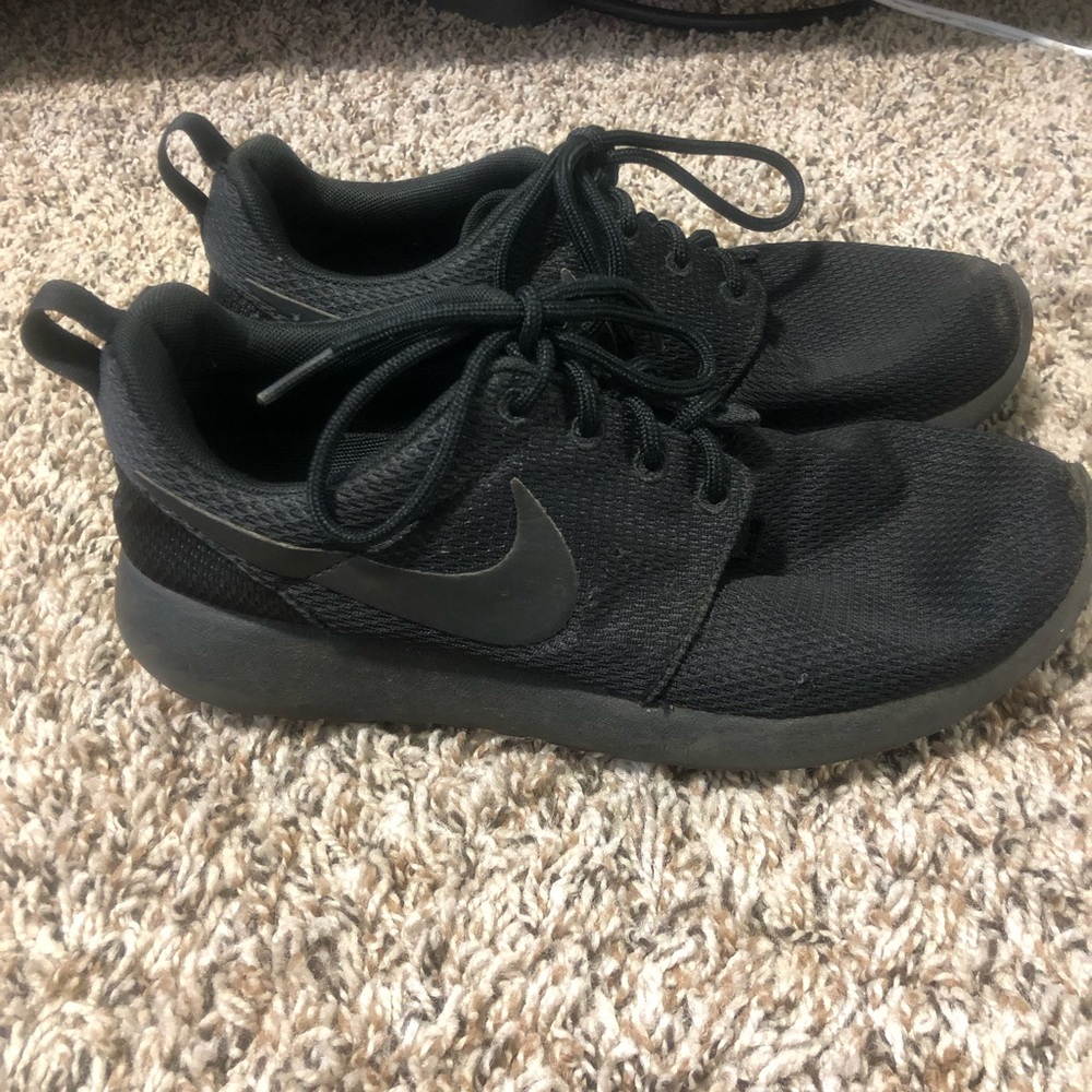 All black Nike Roshe